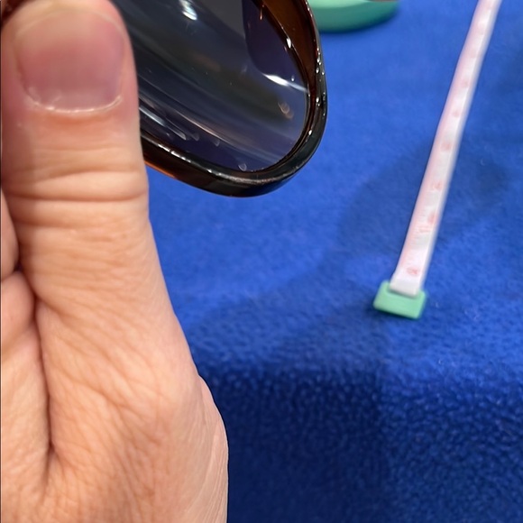 Guess Brown Tortoise and Gold Sunglasses with Vinyl Drawstring Guess Pouch 1-259 - Picture 8 of 16